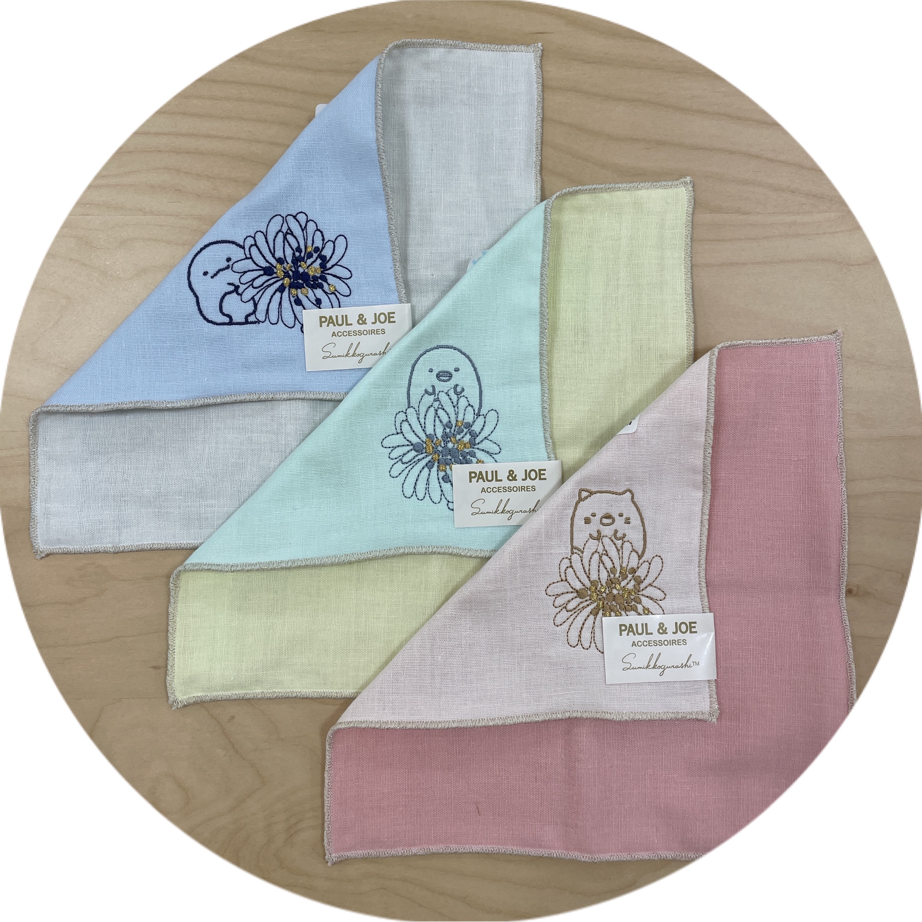 PAUL & JOE ACCESSOIRES」×「すみっコぐらし」初コラボ！限定デザインのハンカチやポーチ、てのりぬいぐるみがラインナップ |  Emo!miu｜エモミュー