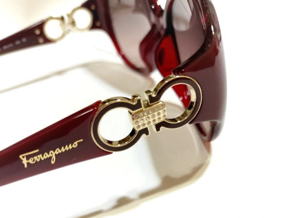 人気！フェラガモ Ferragamo のサングラス｜魅せるモチーフ使い